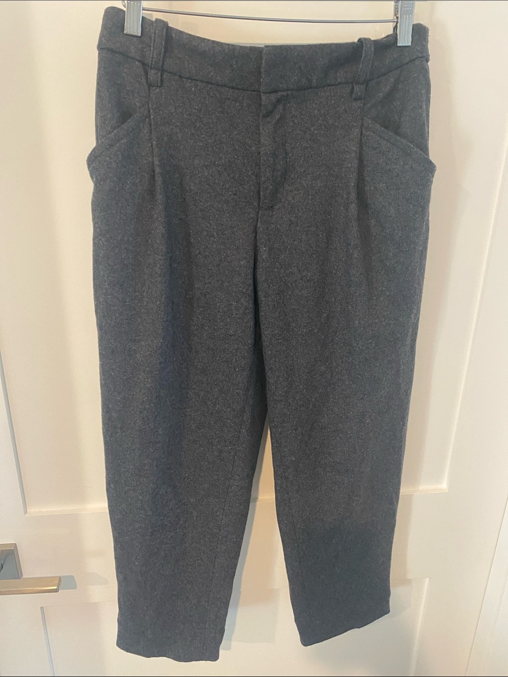 Banana Republic Women’s Charcoal Cropped Dress Pants Size 8. Never worn.